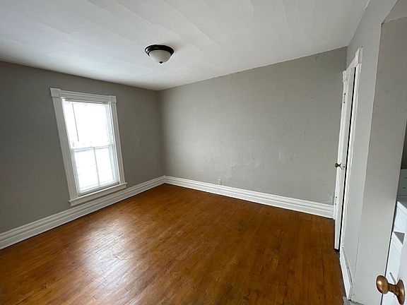 2nd image of 365-367 Smith Ave N #2
