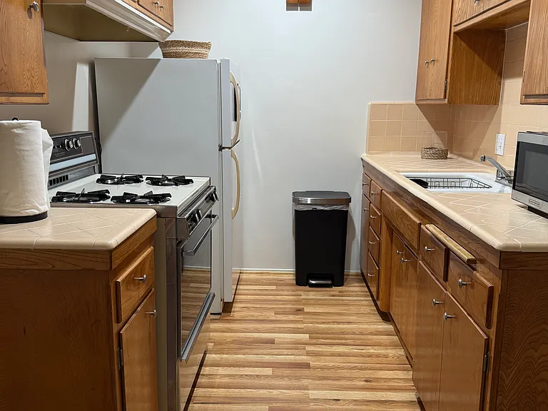 1637 E 3rd St #4 — Photo 20