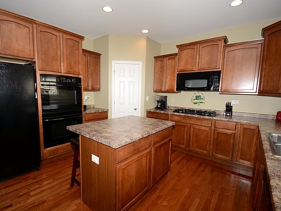 2nd image of 1002 Willow Ln