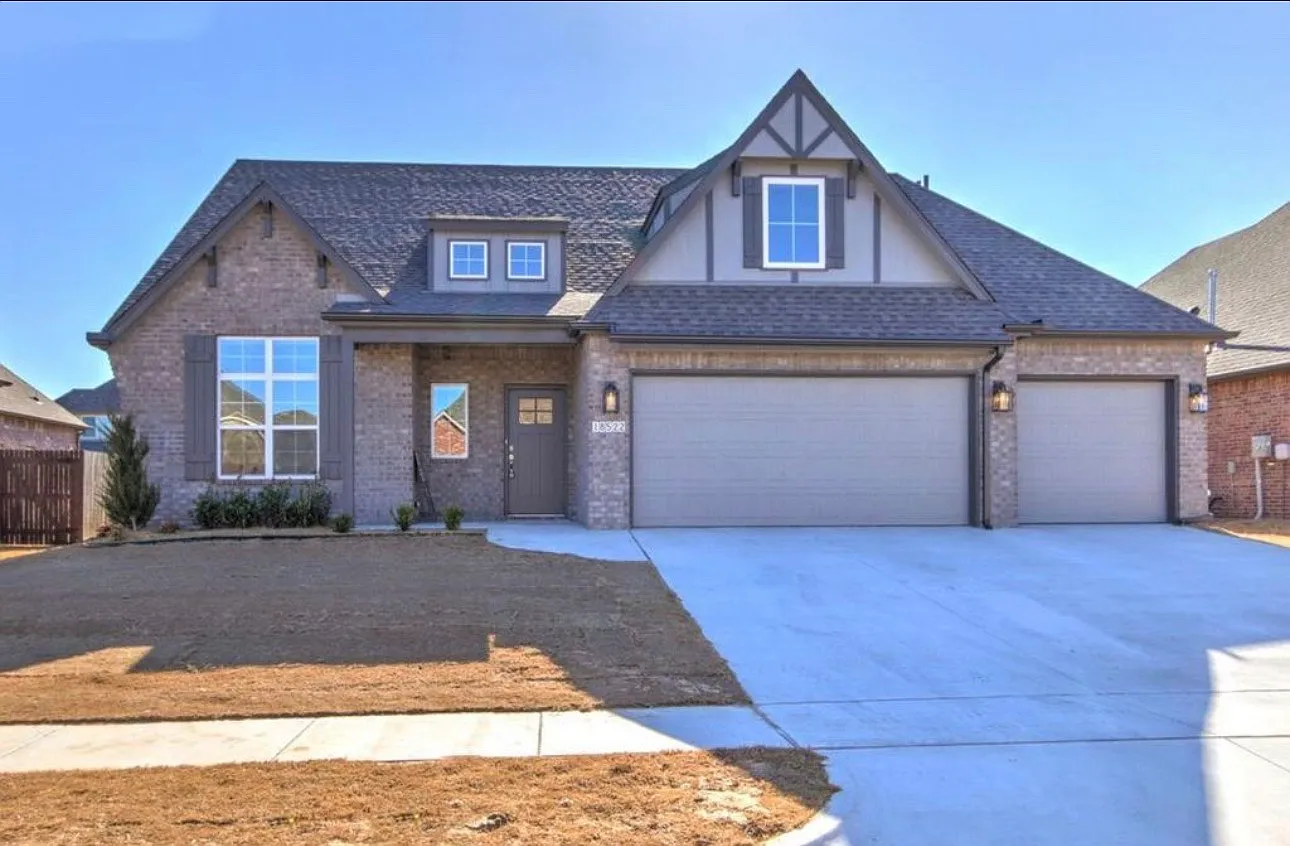 4 bed, 2.5 bath, 2700 sqft, $2,900 — Photo 1