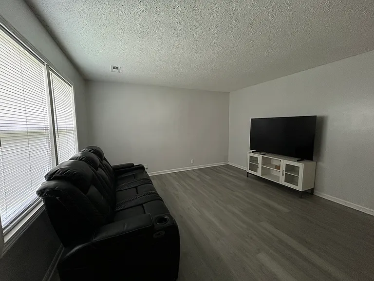 2423 Morningside Dr — Photo 5