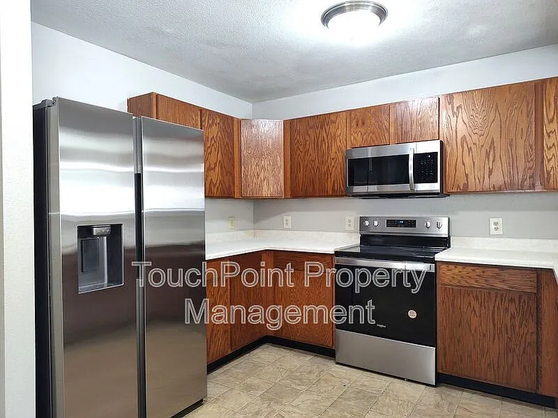 4 bed, 2.5 bath, 2300 sqft, $1,795 — Photo 4