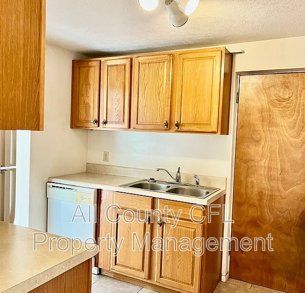 718 Buckminster Cir — Photo 9