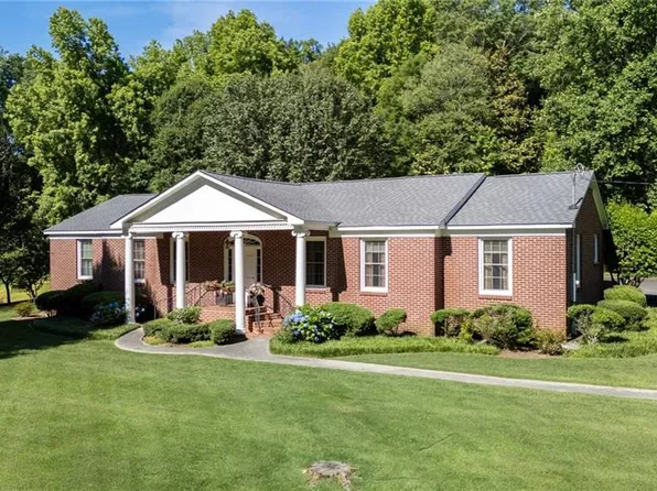215 Hillcrest Dr, Calhoun, GA 30701
