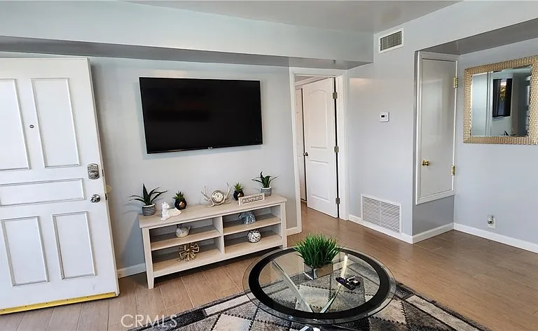 8701 S Van Ness Ave #A — Photo 4