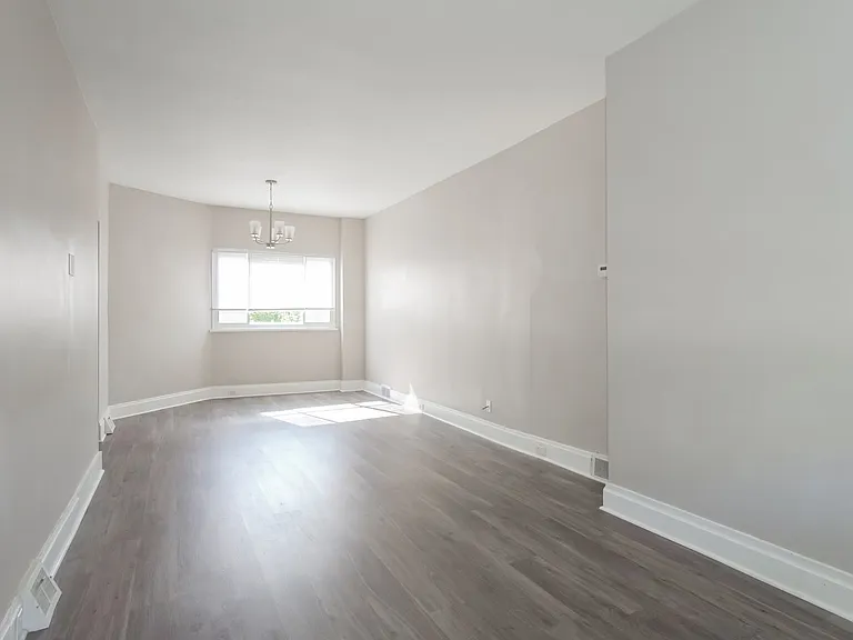 1296789_019_living_room_13229850.jpg