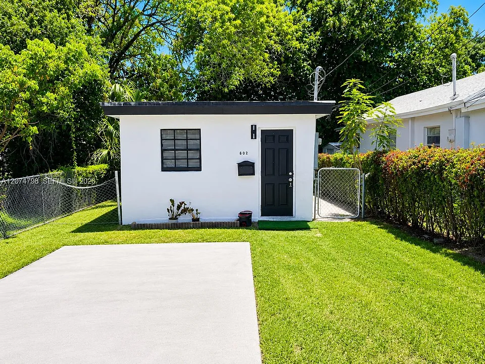 802 NW 3rd Ter