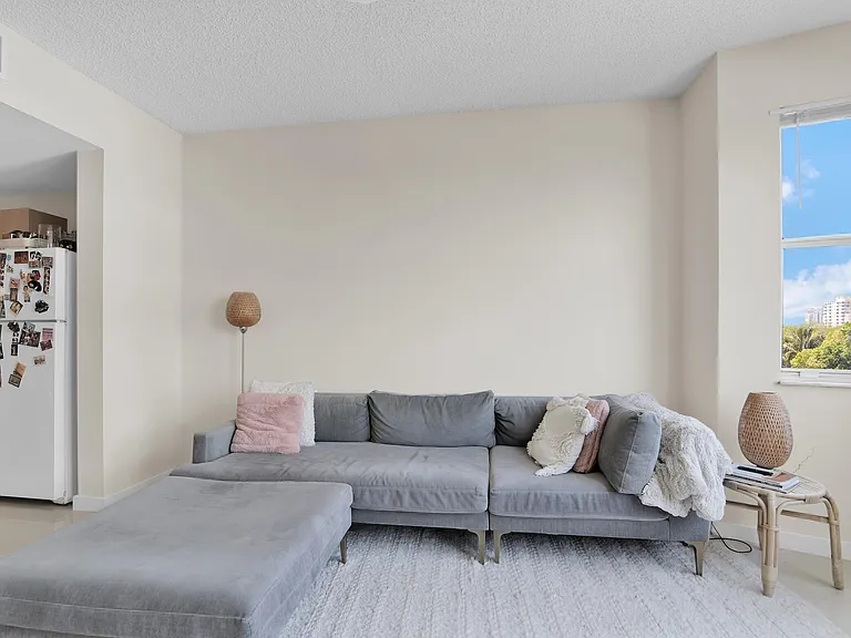 533 NE 3rd Ave — Photo 5