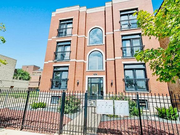 3rd image of 2022 W Warren Blvd APT 2