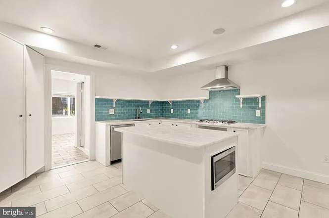 1210 Meigs Pl NE — Photo 2
