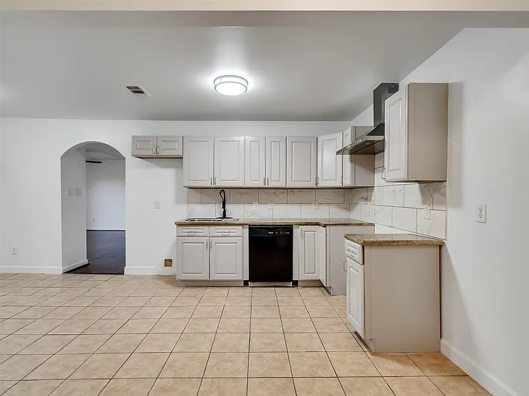 4930 Holloway Dr — Photo 22