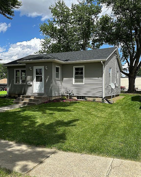 Nice level front yard