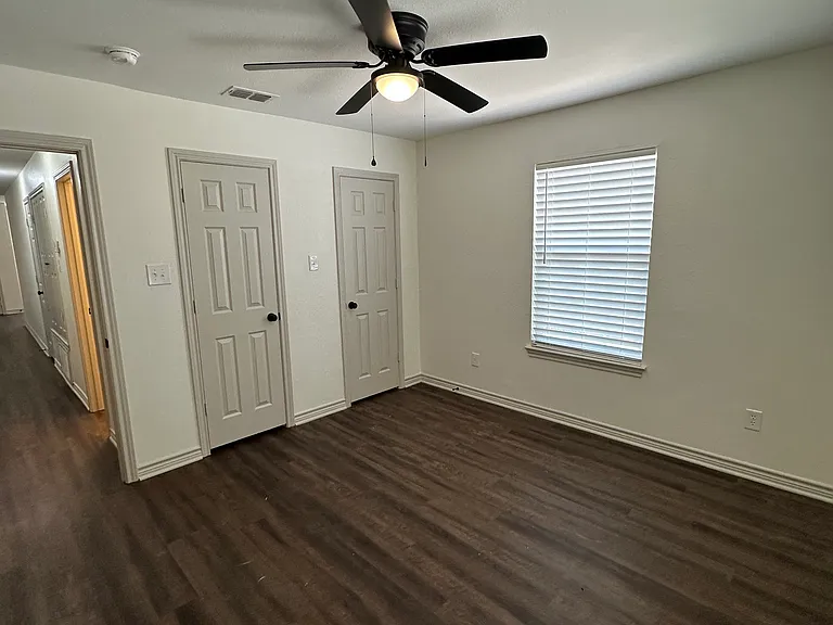 809 Sabine St — Photo 12
