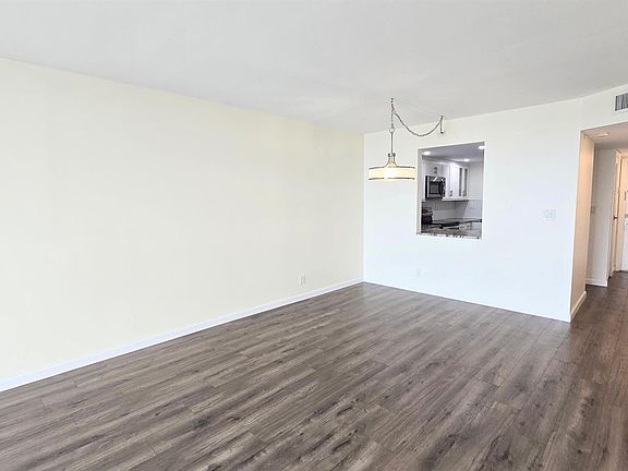 5th image of 3100 W Rolling Hills Cir APT 609