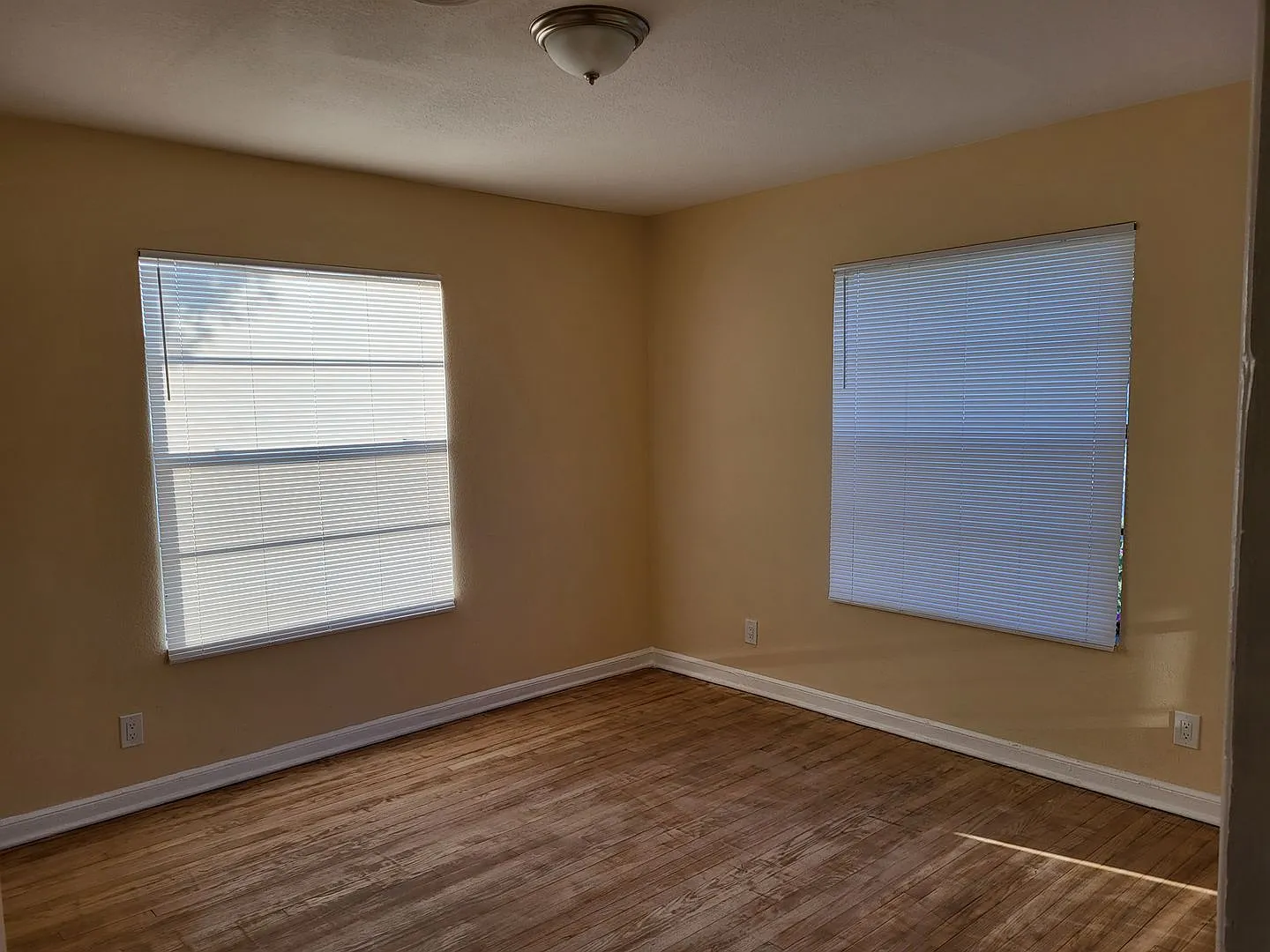 Renovated 4/2.5 Home with garage and large private backyard — Photo 3