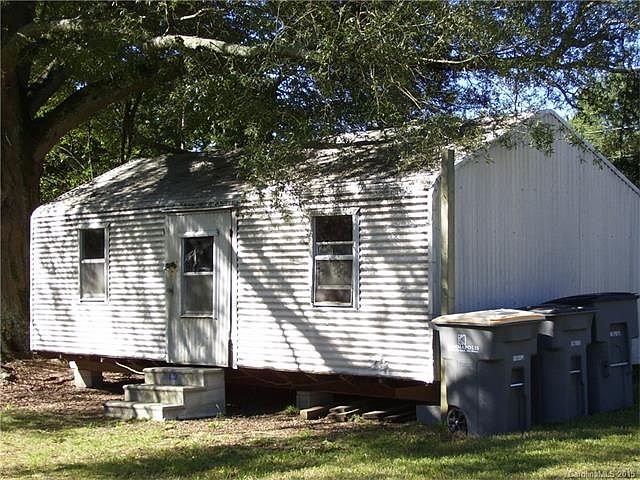 2nd image of 824 Fairview St