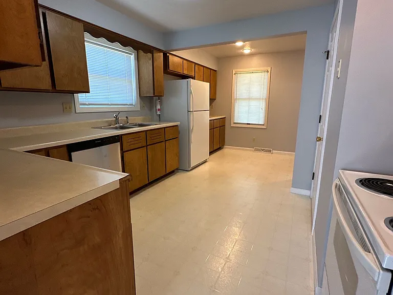 1444 Hyde Park Ave — Photo 11