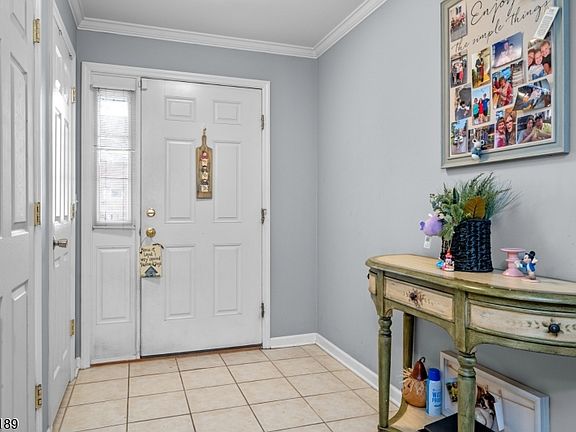 4th image of 89 Bourne Cir
