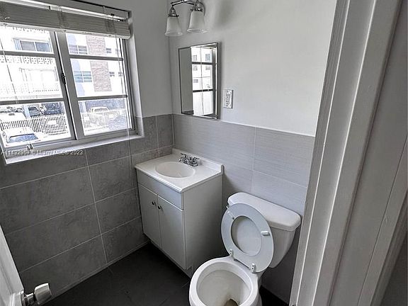 5th image of 916 W 42nd St APT 209