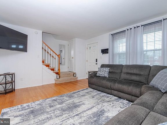 4th image of 104 Sipple Ave