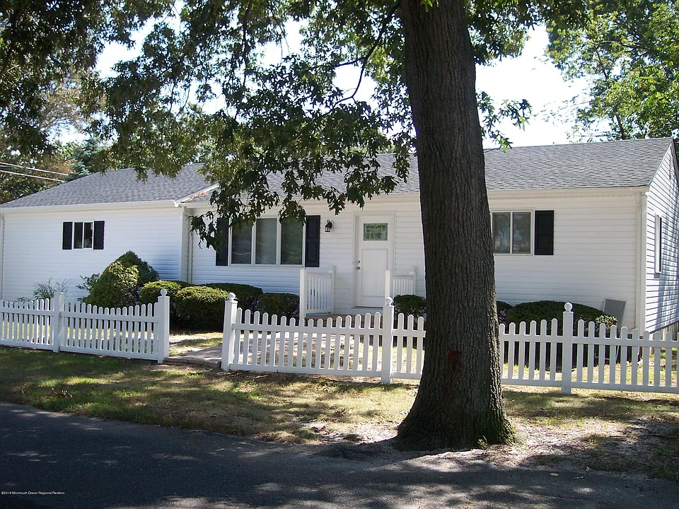 1001 Lynn Ave