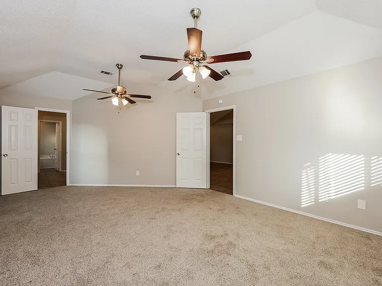 1237 Essex Dr — Photo 10