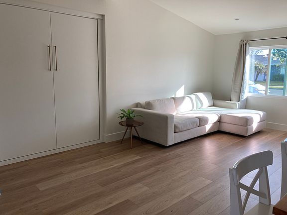 Living room/ bedroom area