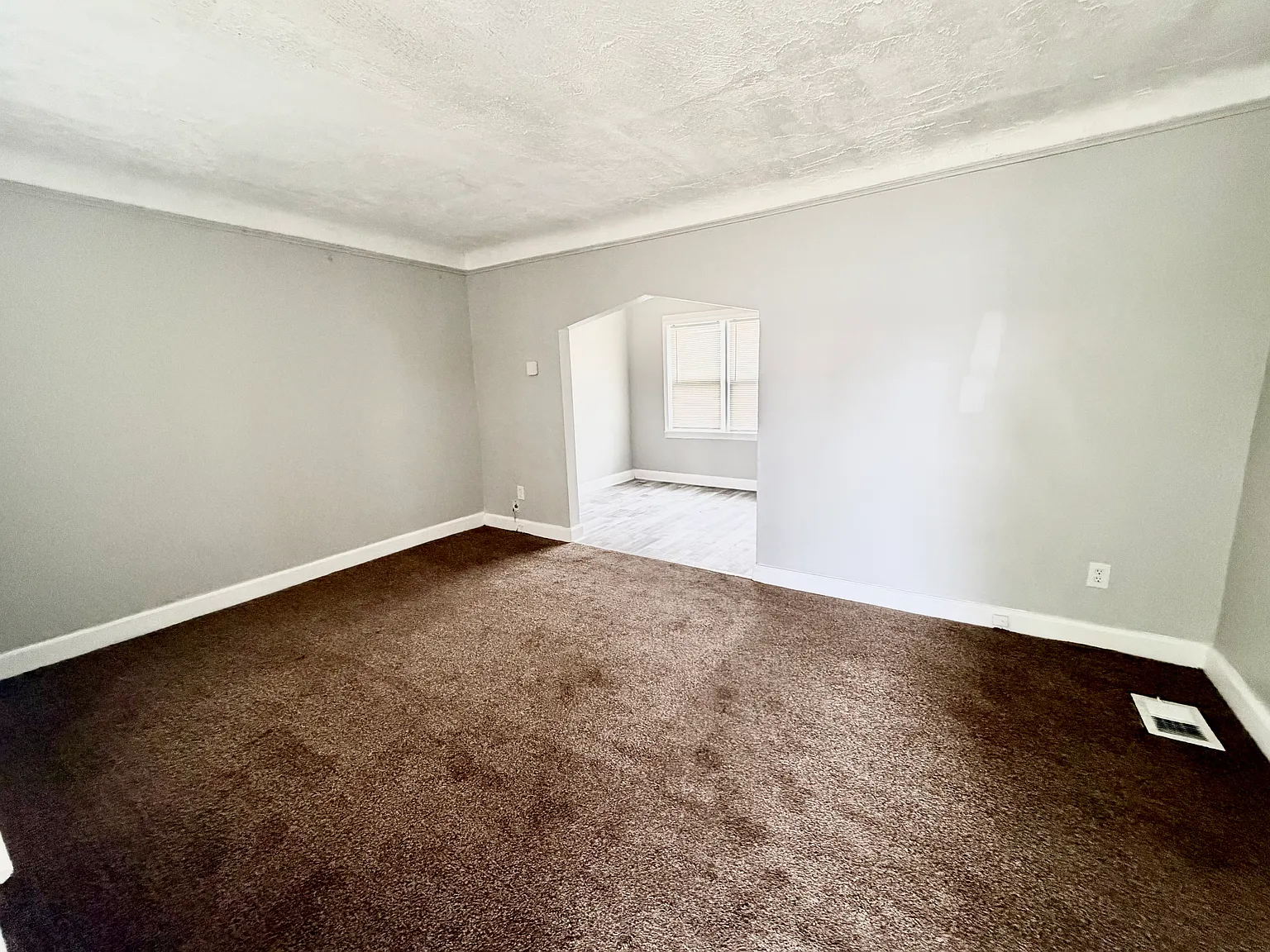 2 bed, 890 sqft, $1,050 — Photo 2