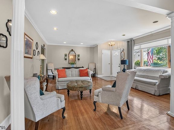 4th image of 286 Atlantic Dr.