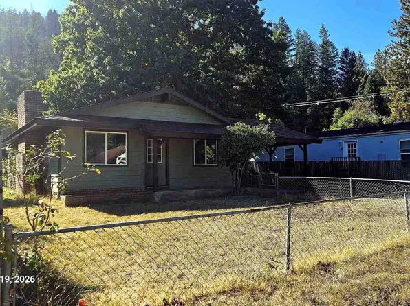 533 Live Oak Dr, Happy Camp, CA 96039