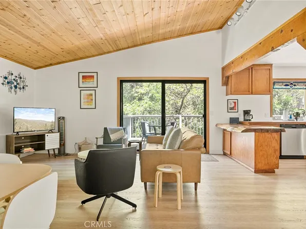 1080 Chateau Dr, Crestline, CA 92325