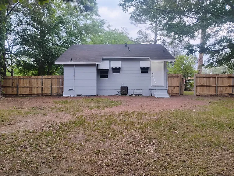 1304 Travis Rd — Photo 9