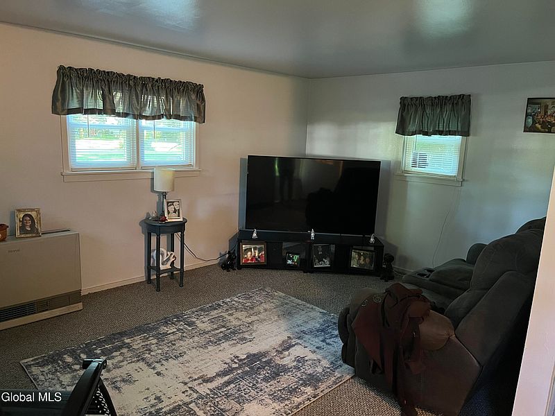 4th image of 326 Middle Road