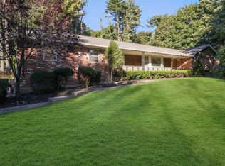 8 Carol Ct, Dix Hills, NY 11746