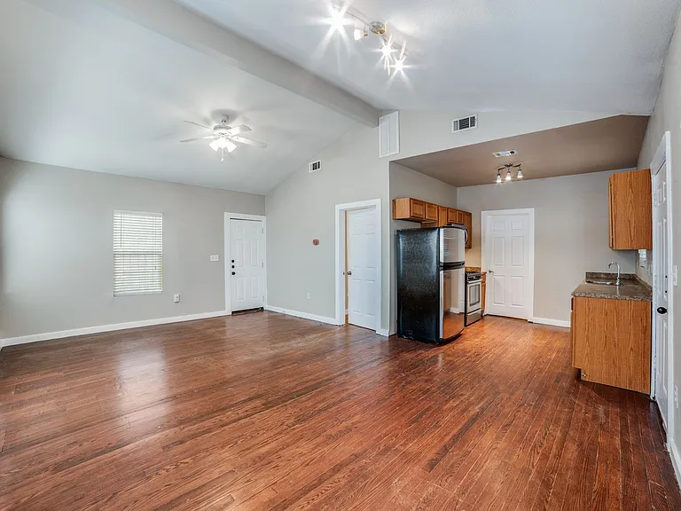 415 Kendall St — Photo 10