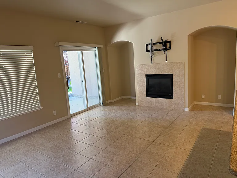 1550 Freeman Way — Photo 6