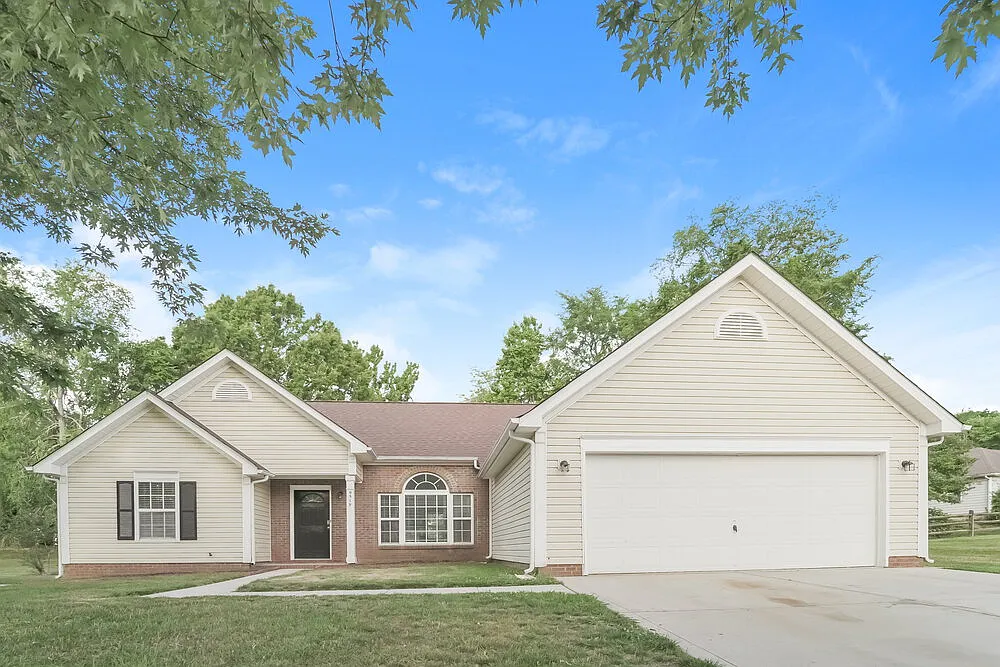 3 bed, 2.0 bath, 1637 sqft, $2,175 — Photo 3