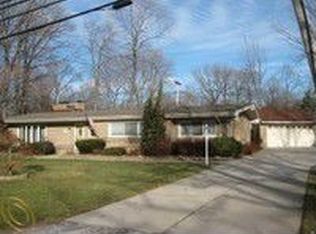 8412 Church Rd, Grosse Ile, MI 48138