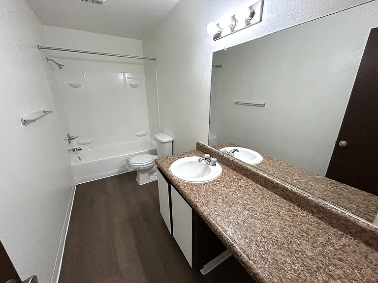Windsor Place Apartments — Photo 57