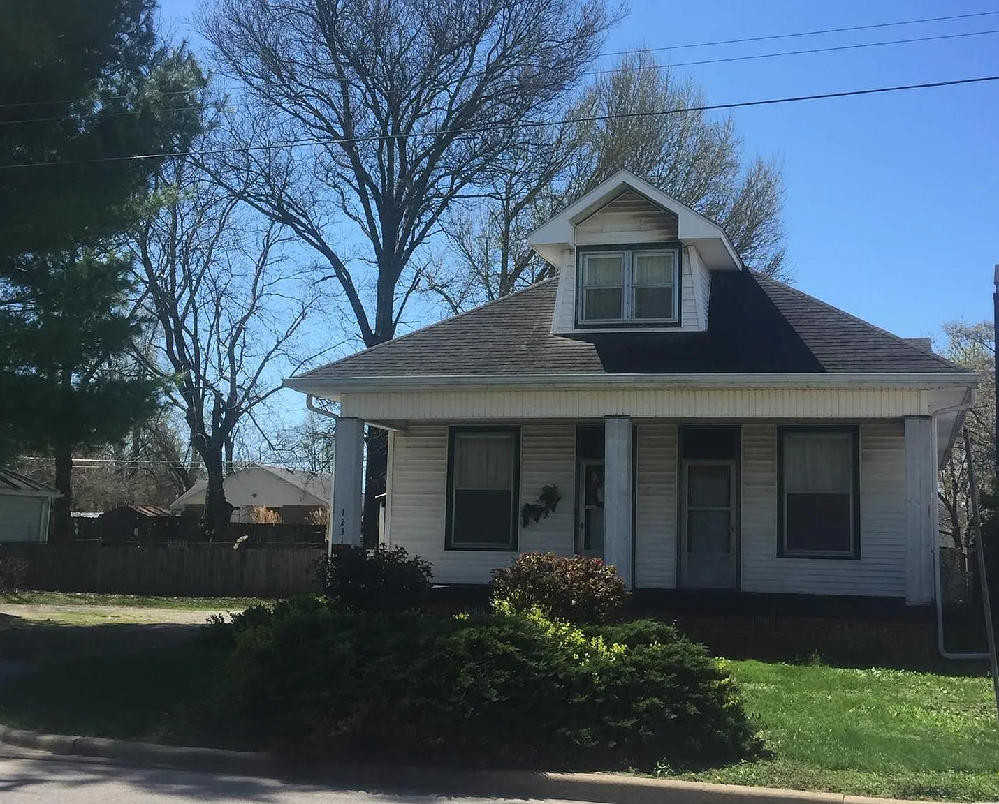 1231 E Riverside Dr photo 1