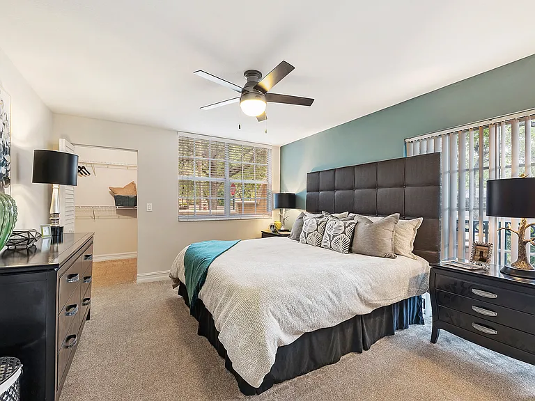 Crescent House Apartments — Photo 13