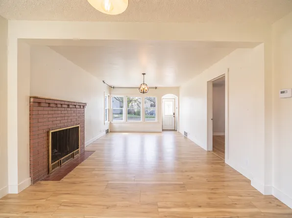 714 Villa St, Elgin, IL 60120