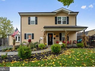 68 Robin Hill Ln, Levittown, PA 19055