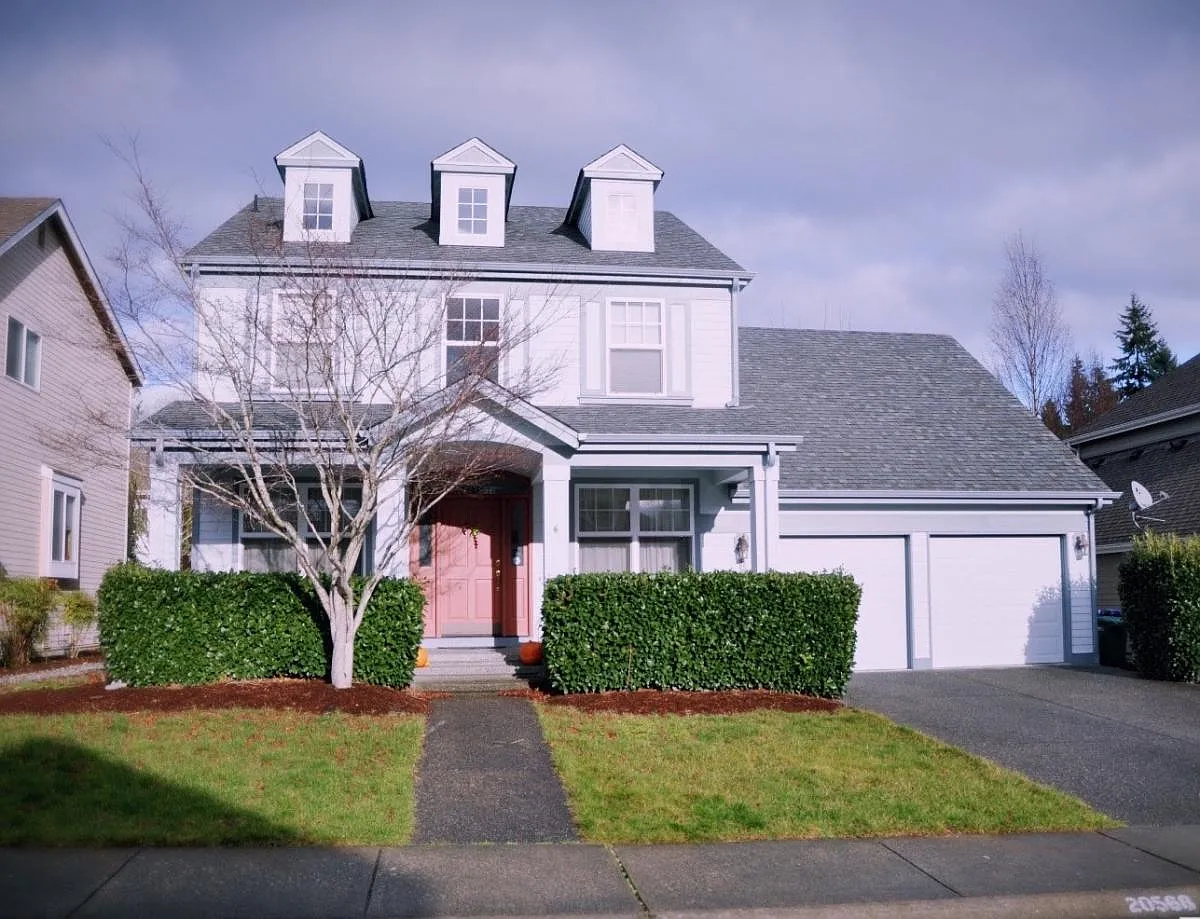 4 bed, 2.5 bath, 2560 sqft, $4,500 — Photo 1