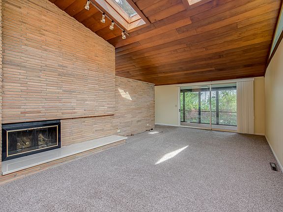 3rd image of 414 W Meadowbrook Dr