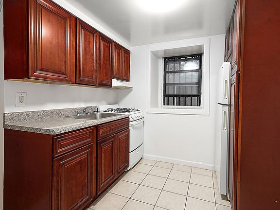 3rd image of 205 W 91st St #Llb