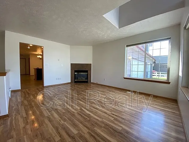 4 bed, 3.0 bath, 2940 sqft, $3,250 — Photo 3