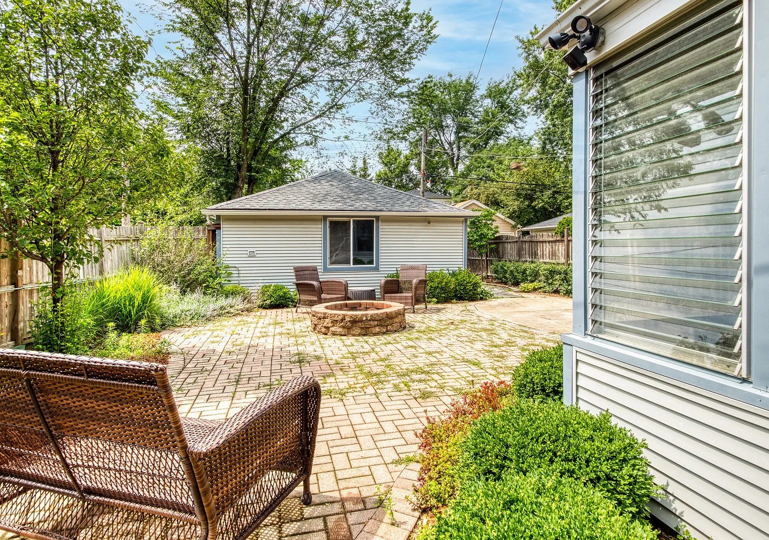 3 bed, 2.0 bath, 1100 sqft, $3,695 — Photo 3