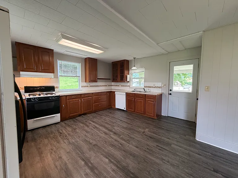 102 W Jefferson St — Photo 6