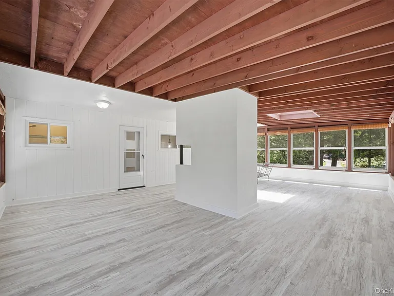 58 Carolan Rd E — Photo 30
